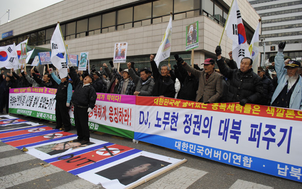 ▲ 24일 시민단체 회원들은 국방부 앞에서 