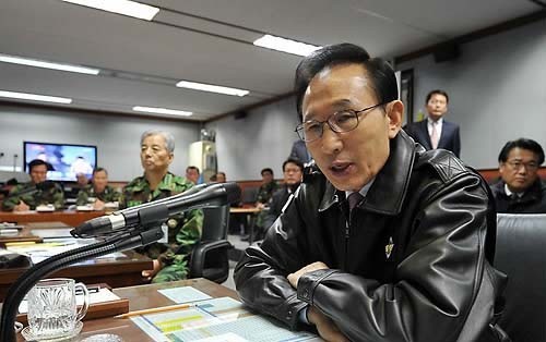 ▲ 이명박 대통령이 북한의 서해 연평도 포격 도발과 관련, 23일 저녁 합동참모본부 지휘통제실을 방문해 월터 샤프 주한미군사령관으로부터 화상을 통해 작전상황을 보고받고 있다. ⓒ연합뉴스