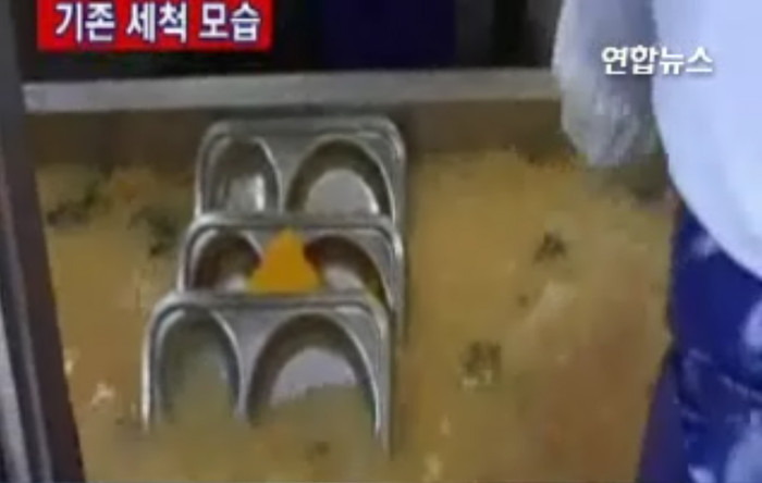 ▲ 24일 이상훈 경기도의원이 공개한 A초등학교 급식소 식판 세척 동영상 장면ⓒ연합뉴스