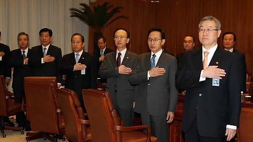 ▲ 이명박 대통령이 25일 오전 청와대에서 긴급 안보.경제 점검회의를 주재하기에 앞서 국민의례를 하고 있다. 앞줄 오른쪽부터 김성환 외교통상장관, 이 대통령, 현인택 통일장관, 김태영 국방장관, 원세훈 국정원장, 이희원 안보특보. ⓒ연합뉴스
