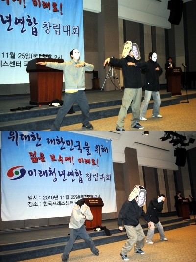 ▲ '미래청년연합발대식'에서 '하림꾼'이 북한 3대세습을 비판하는 퍼포먼스를 선보이고 있다.ⓒ뉴데일리