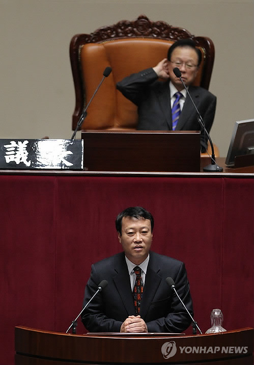 ▲ 25일 오후 국회 본회의에서 진보신당 조승수의원이 북한의 무력 도발 행위 규탄결의안에 대해 반대토론을 하고 있다.ⓒ 연합뉴스