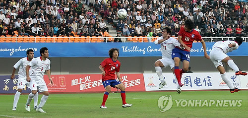 ▲ 25일 오후 중국 광저우 톈허 스타디움에서 열린 아시안게임 남자축구 3-4위전 한국-이란 경기에서 지동원이 4 대 3으로 역전하는 4번째 골을 성공시키고 있다. ⓒ 연합뉴스