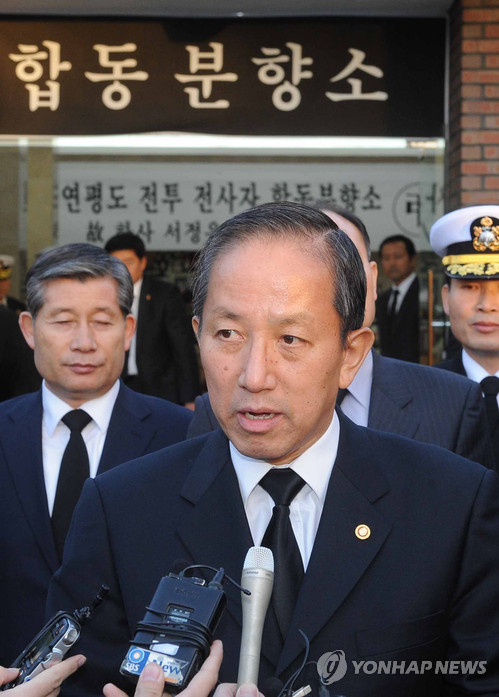 ▲ 김태영 국방부장관이 25일 오후 경기도 성남 국군수도병원에 마련된 해병대 故서정우 하사와 문광욱 일병의 합동 분향소를 찾아 조문한뒤 취재진의 질문에 답하고 있다.  ⓒ 연합뉴스