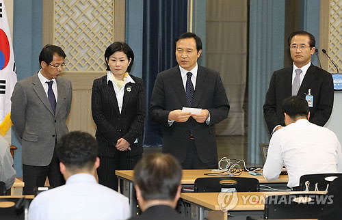 ▲ 임태희 대통령실장이 25일 저녁 춘추관에서 기자회견을 갖고 