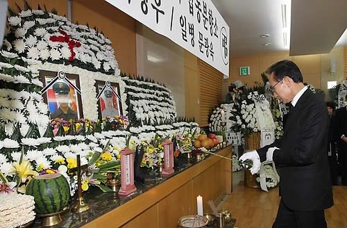 ▲ 이명박 대통령이 26일 오전 북한의 연평도 폭격으로 전사한 故서정우(22) 하사와 문광욱(20) 일병의 빈소가 마련된 성남 국군수도병원을 찾아 조문하고 있다. ⓒ연합뉴스