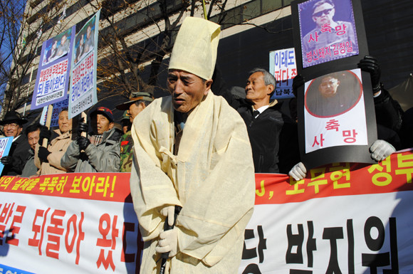 ▲ 대한민국어버이연합의 한 회원은 