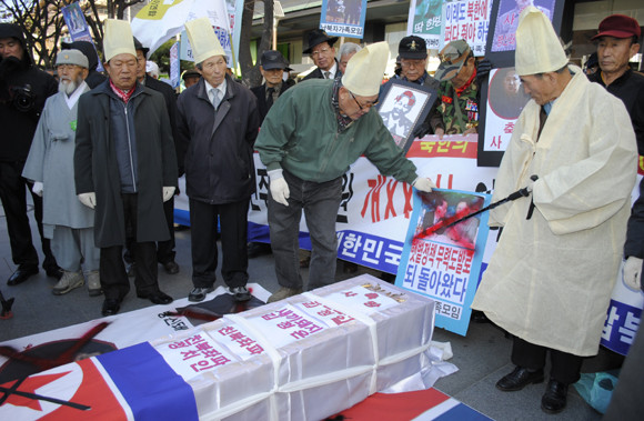 ▲ 시민단체 회원들은 26일 오후 광화문 KT 앞에서 북한 김정일과 친북정치인을 규탄하기 위해 장례 퍼포먼스를 벌이고 있다. ⓒ 뉴데일리
