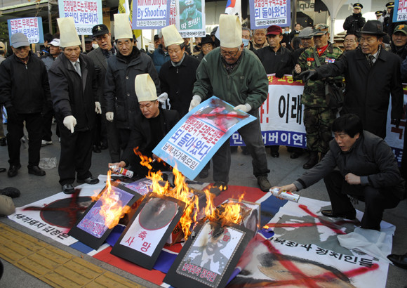 ▲ 단체는 김정일과 친북정치인들의 사진을 태우면서 규탄의 수위를 높이고 있다. ⓒ 뉴데일리