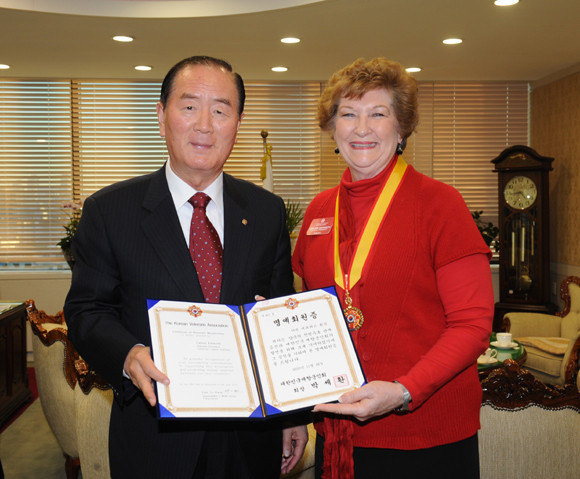 ▲ 26일 박세환 향군 회장은 칼린 에쉬워스(Carlene Ashworth) 미국 재향군인회 여성회장에게 향군 명예회원 증서와 메달을 수여했다.ⓒ뉴데일리