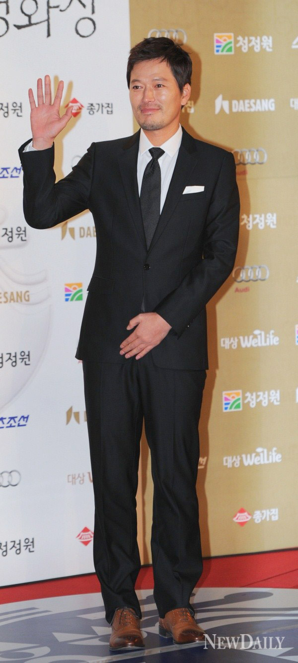 ▲ 26일 오후 서울 중구 국립극장에서 열린 '제31회 청룡영화제 시상식' 레드카펫 행사에 참여, 포토 타임을 갖고 있는 배우 정재영.  ⓒ 박지현 기자