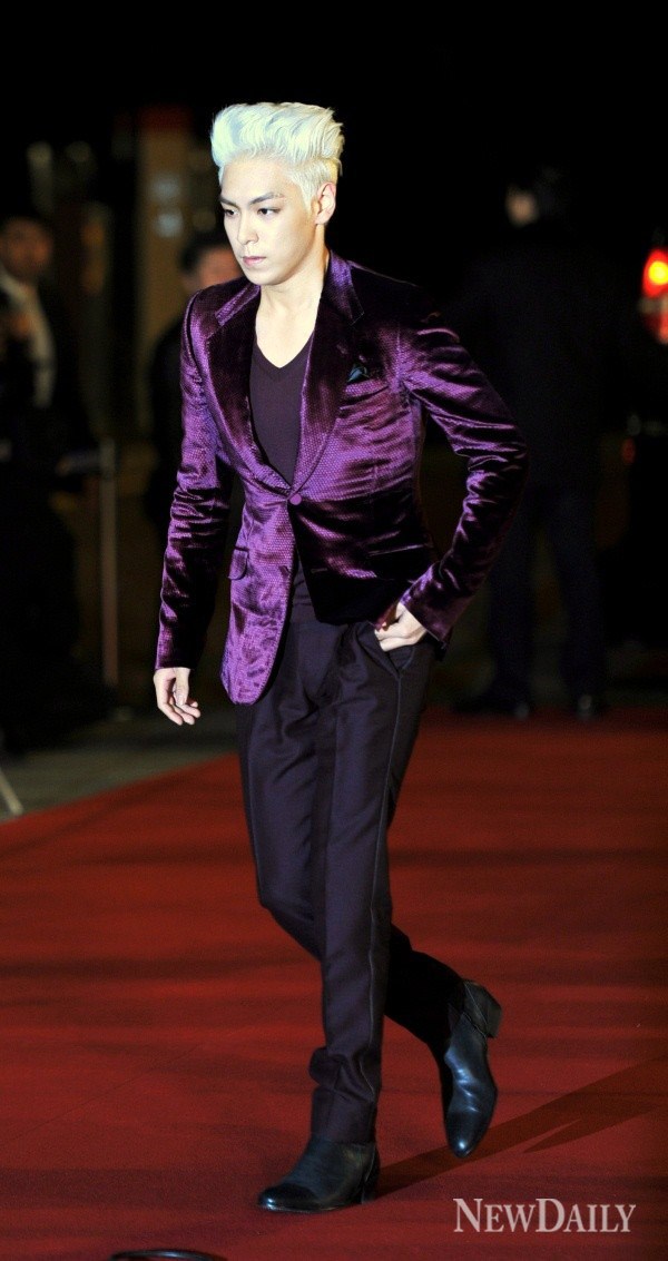 ▲ 26일 오후 서울 중구 국립극장에서 열린 제31회 청룡영화제 시상식에 참석, 레드카펫을 통해 입장하고 있는 빅뱅의 탑(최승현).  ⓒ 박지현 기자