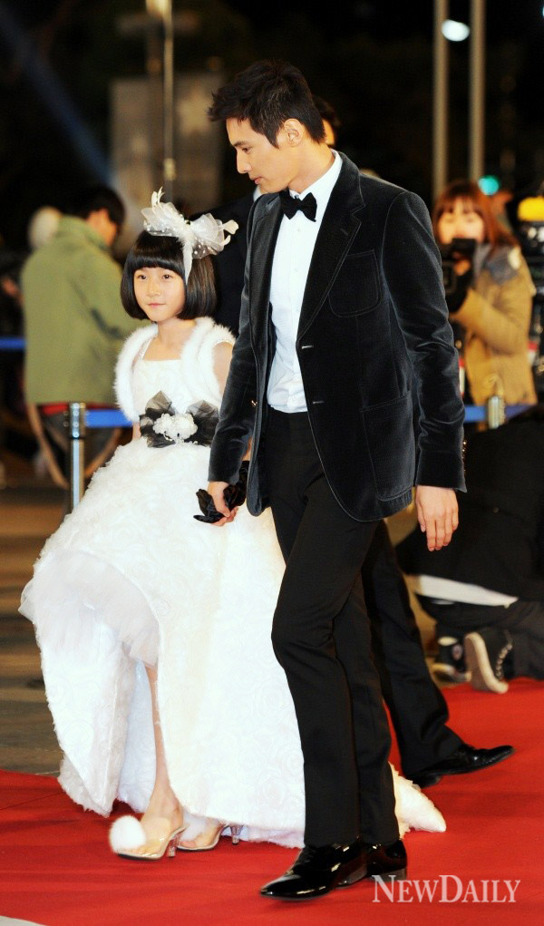 ▲ 김새론 양과 함께 레드카펫 입장을 하고 있는 배우 원빈.  ⓒ 박지현 기자