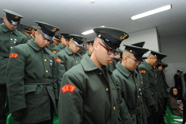 ▲ 영결식에는 장의위원장을 맡은 유낙준 해병대사령관을 비롯, 김황식 국무총리를 포함한 정부부처 인사와 해병대 군 장병, 예비역, 유족 등 600여 명의 추모객들이 참석, 고인의 넋을 달랬다.ⓒ박지현 기자