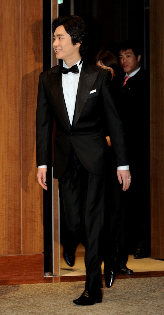 ▲ 27일 오후 6시 신라호텔에서 결혼식을 올린 조성모가 혼례를 올리기에 앞서 언론사 기자들을 상대로 결혼 기자회견을 자청, 회견장에 들어 서고 있다.  ⓒ 박지현 기자