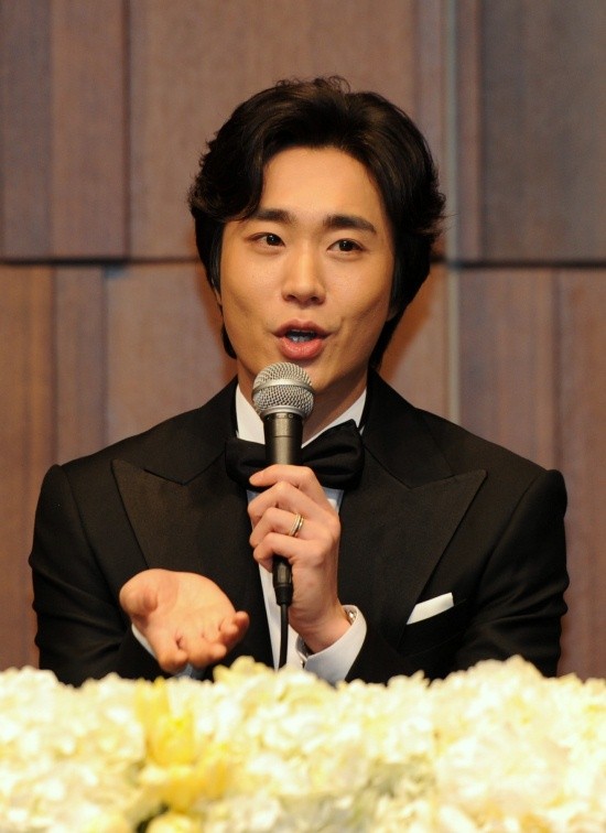 ▲ 신부 구민지와의 애틋했던 첫 만남을 술회하고 있는 조성모.  ⓒ 박지현 기자