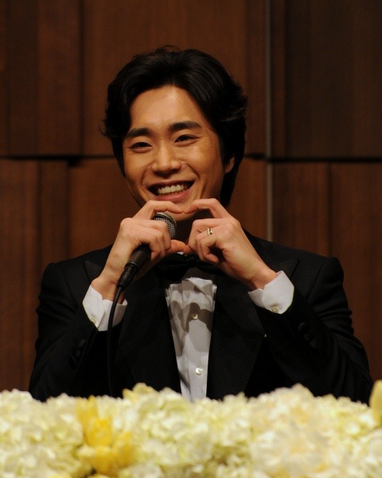 ▲ 신부 구민지를 향해 하트 세레모니를 선보이고 있는 조성모.  ⓒ 박지현 기자