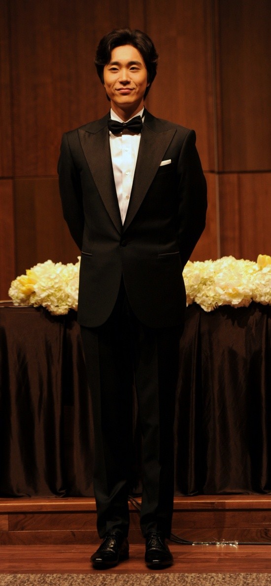 ▲ 27일 오후 서울 중구 장충동 신라호텔에서 결혼 기자회견을 자청한 조성모가 포토타임을 갖고 있다.  ⓒ 박지현 기자