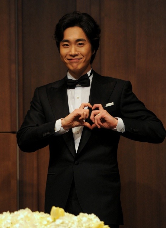 ▲ 아내 구민지를 향해 하트 세리머니를 펼치고 있는 조성모.  ⓒ 박지현 기자