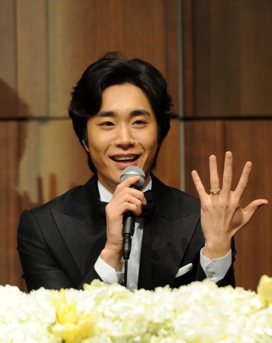 ▲ 기자회견 중 결혼 반지를 내보이는 조성모.  ⓒ 박지현 기자