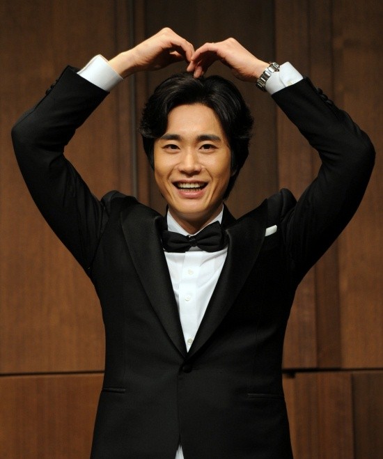 ▲ 기자회견 중 결혼 반지를 내보이는 조성모.  ⓒ 박지현 기자