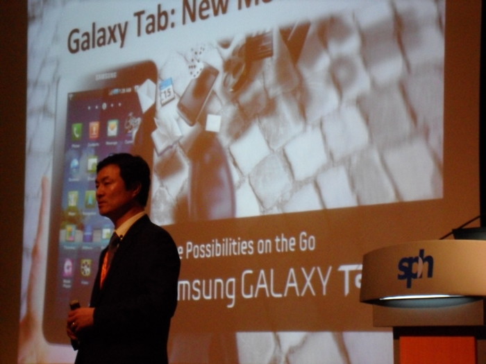 ▲ 삼성전자 윤한길 상무가 26일 싱가포르에서 열린 세계신문협회 주최의 '디지털 미디어 아시아 2010 컨퍼런스'에 참석해 아시아 지역 주요매체 언론인들을 대상으로 '갤럭시탭' 관련 주제 발표를 하고 있다. ⓒ 뉴데일리