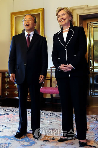 ▲ 다이 빙궈(戴秉國)중국국무위원과 힐러리 클린턴미국무장관 ⓒ연합뉴스