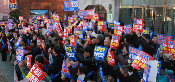 ▲ 자유총연맹 회원들은 29일 오후 중국대사관 앞에서 
