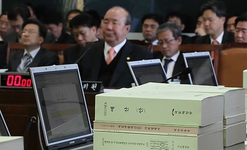 ▲ 29일 국회에서 열린 국토해양위원회 전체회의에서 정종환 국토해양부장관이 의원들의 질의에 귀를 기울이고 있다.