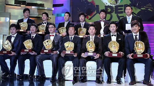 ▲ 지난해 12월 11일 오후 서울 삼성동 코엑스에서 열린 '2009 CJ 마구마구 프로야구 골든글러브 시상식'에서 각 부문 수상자들이 포즈를 취하고 있다.위줄 왼쪽부터 시계방향으로 최희섭, 이택근, 김현수, 나지완, 강봉규, 이대호, 홍성흔, 박용택,손시헌,정근우 아버지,김상현,로페즈 대리수상 황병일 코치, 김상훈 .ⓒ 연합뉴스