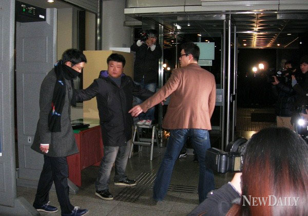 ▲ 29일 서울중앙지법 519호 법정에서 형사 5단독 임성철 판사의 심리로 열린 2차 공판에 출석, 재판을 마친 뒤 황급히 법정을 빠져나가고 있는 MC몽.  ⓒ 뉴데일리