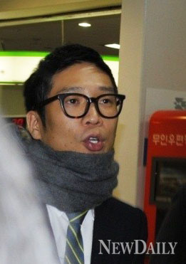 ▲ 지난 11일 서울중앙지법에서 열린 1차 공개 재판에 출석할 당시의 MC몽.  ⓒ 뉴데일리