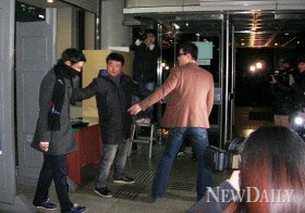 ▲ 29일 서울중앙지법 519호 법정에서 형사 5단독 임성철 판사의 심리로 열린 2차 공판에 출석, 재판을 마친 뒤 황급히 법정을 빠져나가고 있는 MC몽. ⓒ 뉴데일리