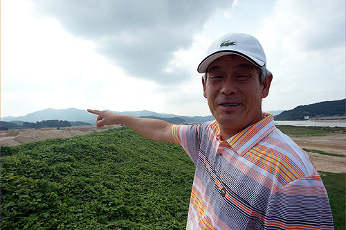▲ 경북 구미시 옥성면 농소리 송춘책 이장이 마을 인근 농경지 리모델링 현장에서 