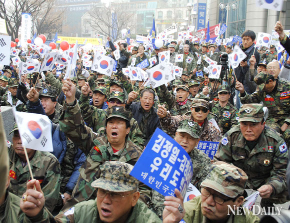 ▲ 애국단체총협의회 회원들은 30일 오후 광화문 동화면세점 앞에서 "김정일 독재정권을 규탄한다"고 구호를 외치고 있다. ⓒ 뉴데일리