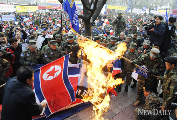 ▲ ▲단체 회원들은 인공기와 김정일 사진을 불에 태우는 퍼포먼스를 진행하고 있다. ⓒ 뉴데일리