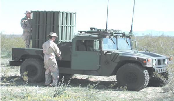 ▲ 美해군이 개발 중인 NLOS. 작은 MLRS라고 생각하면 된다. 트럭 뒤에 실린 것이 NLOS를 탑재한 모듈이다. 미사일 무게도 가볍고 무선조종이 가능한데다 사정거리는 40km를 넘는, 최신형 스마트 무기다. 하지만 실전배치까지는 시간이 걸린다.ⓒ