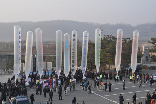 ▲ 대한민국어버이연합 등은 30일 임진각에서 북한의 연평도 기습 포격을 규탄하는 시위를 열고 대북전단을 담은 풍선을 북으로 띄워 보냈다.ⓒ뉴데일리