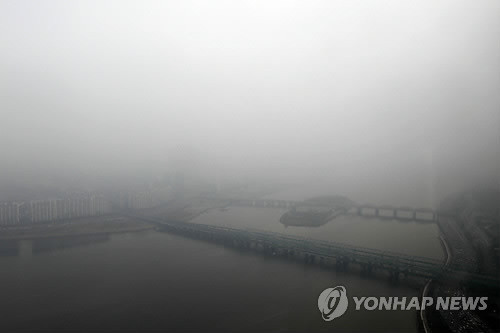 ▲ 본격적인 겨울이 시작되는 12월 첫날인 1일 전국이 안개로 뒤덮였다.ⓒ연합뉴스