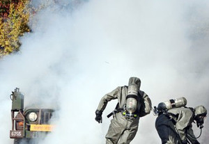 ▲ 북한이 주민들에게 화생방전에 대비한 마스크를 반드시 챙길 것을 지시한 것으로 밝혀졌다. 사진은 화학전 대비 훈련 모습.ⓒ연합뉴스