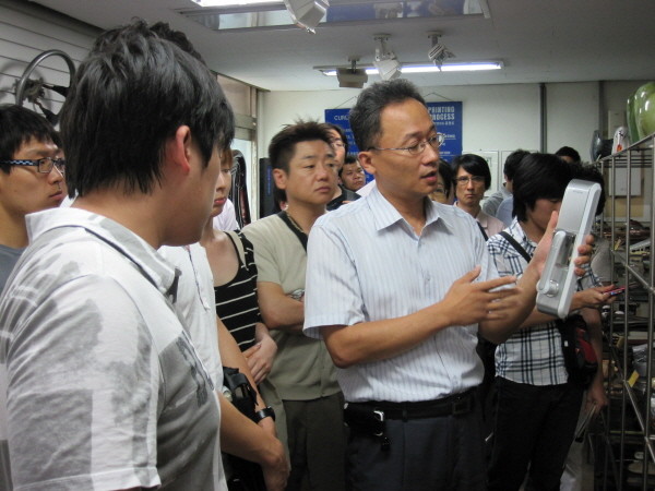 ▲ 서울중소기업지원센터에서 파견한 디자인멘토가 현장 실습을 벌이고 있다.ⓒ뉴데일리