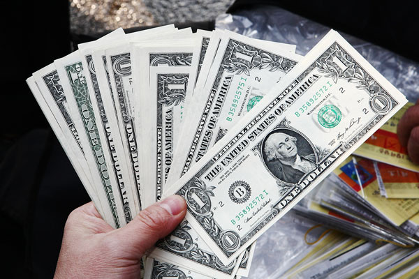 ▲ 여러분이라면 하늘에서 떨어진 200만 원을 버리겠는가. 민간대북전단에는 북한 주민들이 상부에 신고하지 않도록 1달러 지폐를 함께 보낸다. 북한에서 1달러는 한 달 생활비다.ⓒ