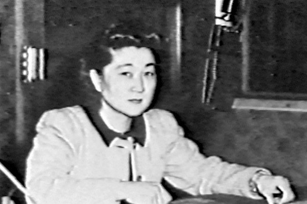 ▲ 태평양전쟁 당시 미군의 정신을 빼놓았던, 일명 '도쿄 로즈'의 모습. 그녀의 목소리는 미군의 향수병을 극대화시켰다. 하지만 전쟁이 끝날 때까지 그녀의 정체는 밝혀지지 않았다. 이런 심리전술은 주로 전시에 사용된다.ⓒ