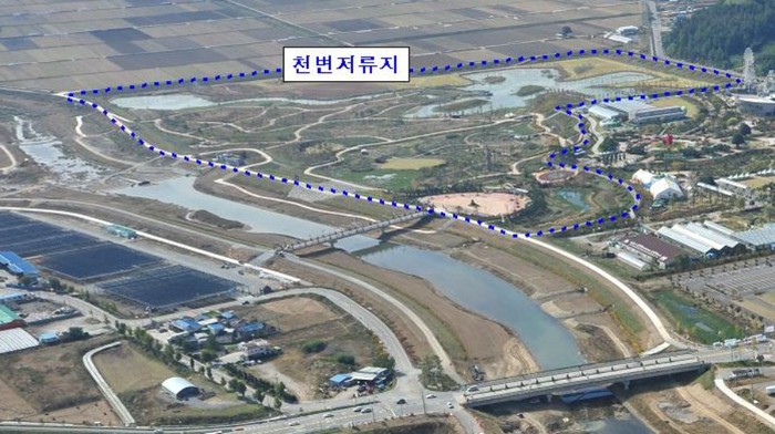 ▲ 치수를 위해 직강화했던 함평천이 자연형으로 복원됐다.