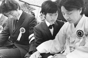 ▲ 1983년10월13일 남편 김재익씨 영결식장에서 어린 아들의 손을 잡고 있는 이순자 여사.(자료사진)