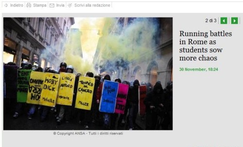 ▲ 로마에서 재정지출 축소 등을 골자로 하는 정부의 교육개혁에 반대하는 수천명의 학생들이 도로와 기차 역 및 선로를 막고 대규모 시위를 벌였다.ⓒ'안사통신'홈페이지 캡처