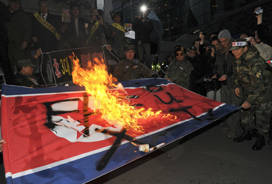 ▲ 시민단체 회원들이 2일 서울역광장 ‘연평도 희생자 추모 및 북 도발 규탄대회’에서 인공기를 불태우고 있다.ⓒ박지현 기자