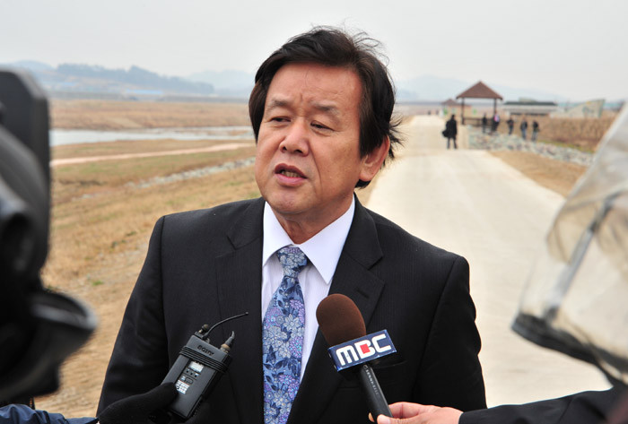 ▲ 심명필 4대강추진본부장이 함평천 제방위에서 사업내용을 설명하고 있다.