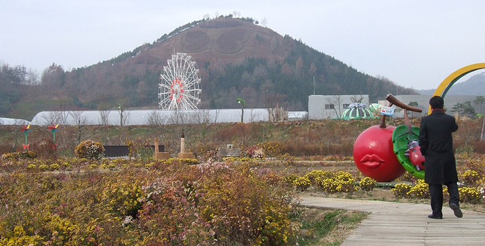 ▲ 저류지공원내 산책로는 나무와 흙 등 자연형으로 꾸몄다. 멀리보이는 산에 함평나비축제의 상징 나비조형물이 보인다.