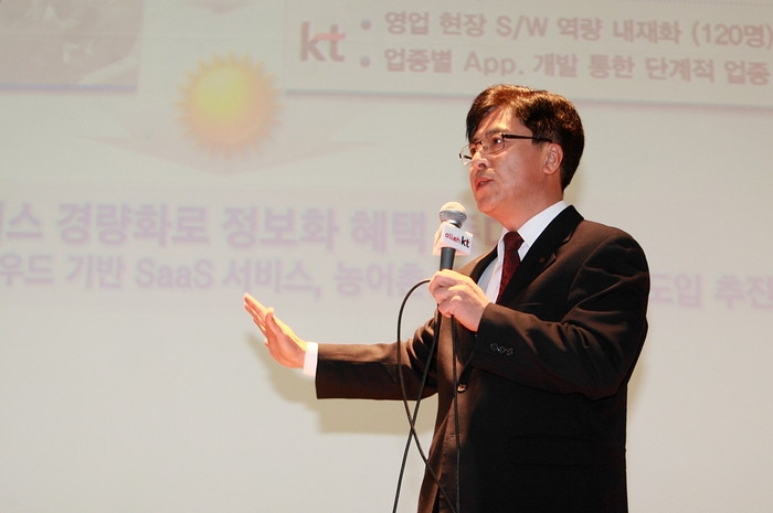 ▲ KT 기업고객부문장 이상훈 사장이 2일 광화문 사옥 1층 올레스퀘어에서 열린 간담회에서 올해 기업고객부문 성과와 2011년 사업추진계획에 대해 밝히고 있다. ⓒ 뉴데일리